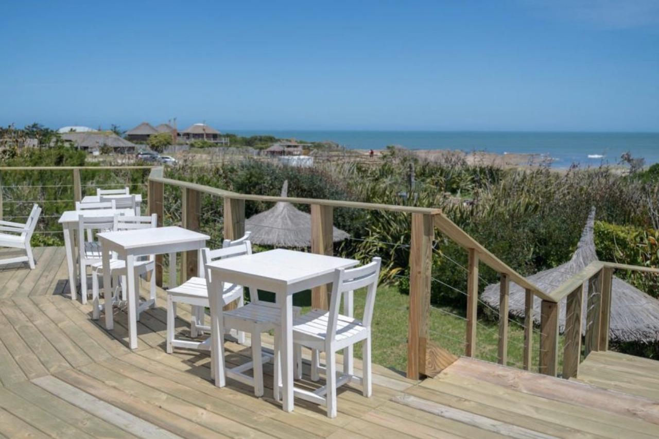Deck con mesas y vista al mar en Portobello Suites