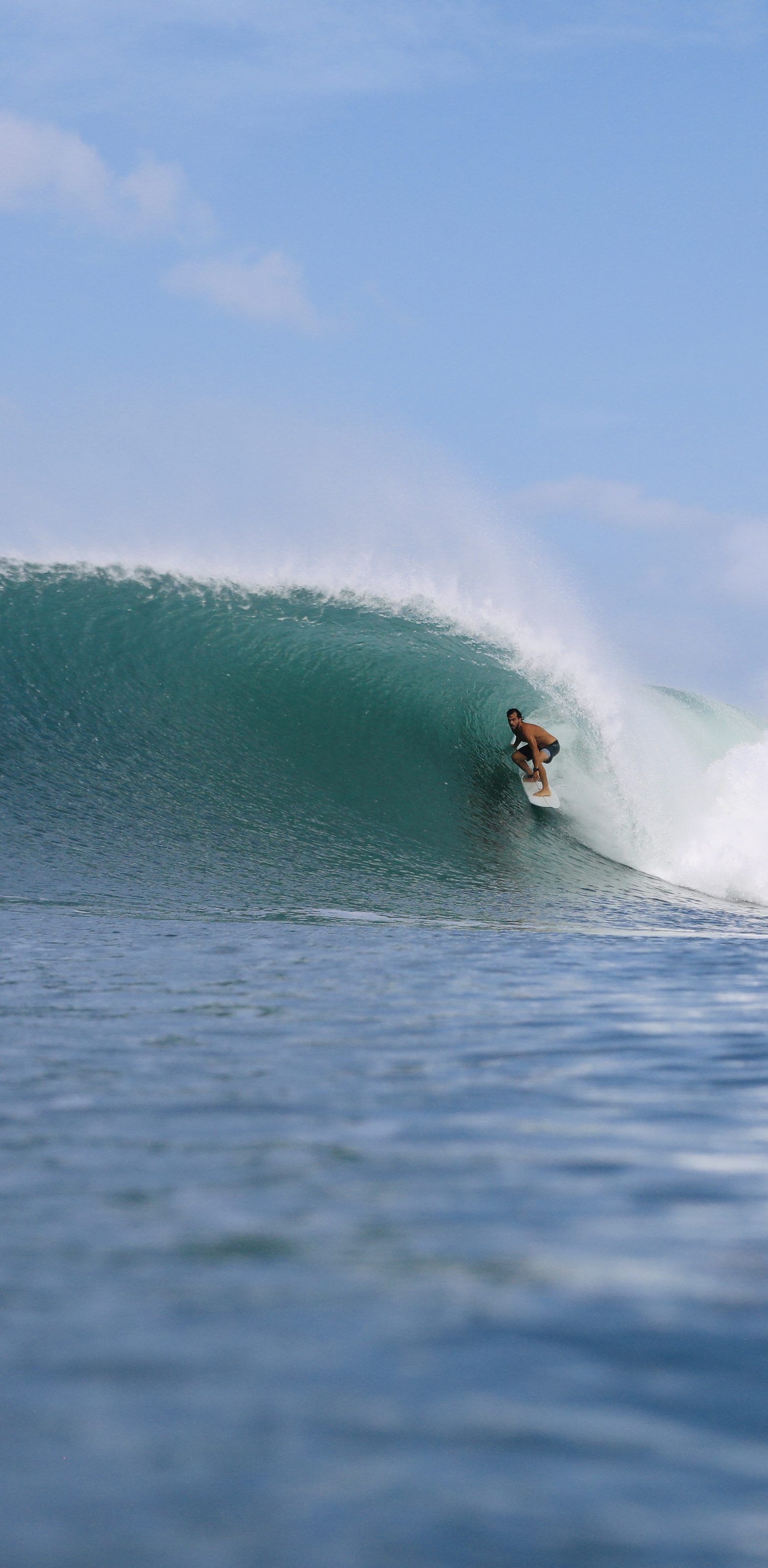 Surfista entrando en una ola en Nicaragua