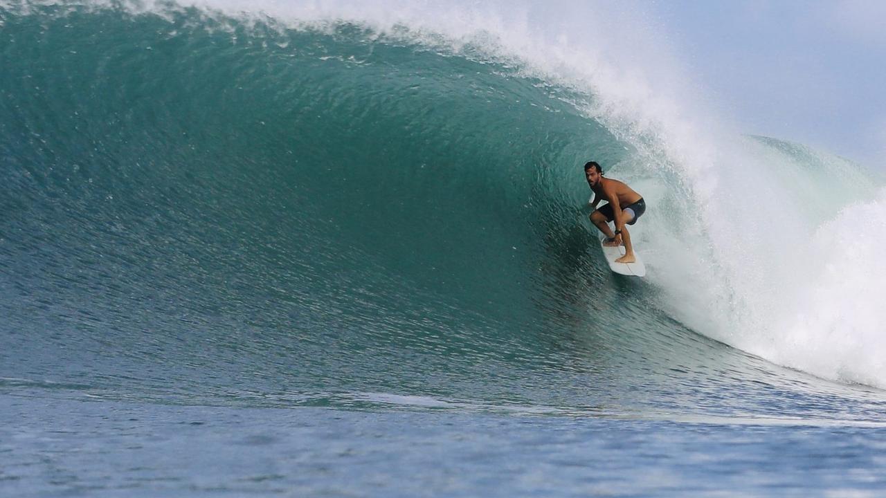 Surfista entrando en una ola en Nicaragua