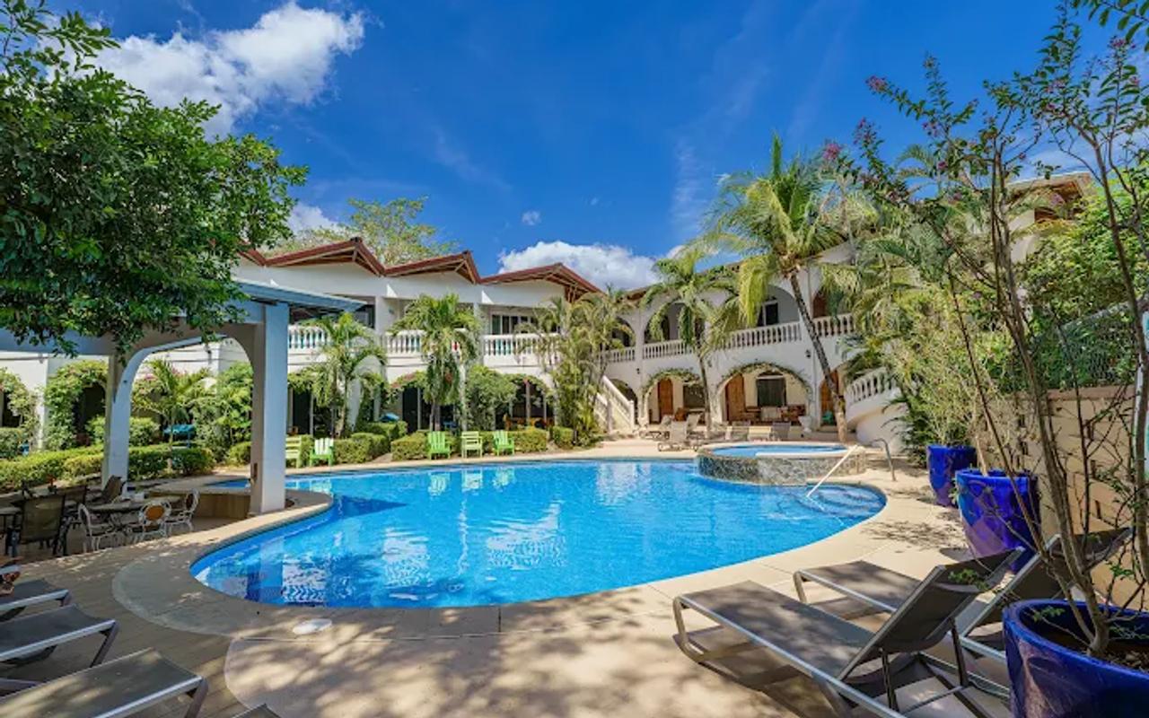 Jardín y piscina del alojamiento en Tamarindo