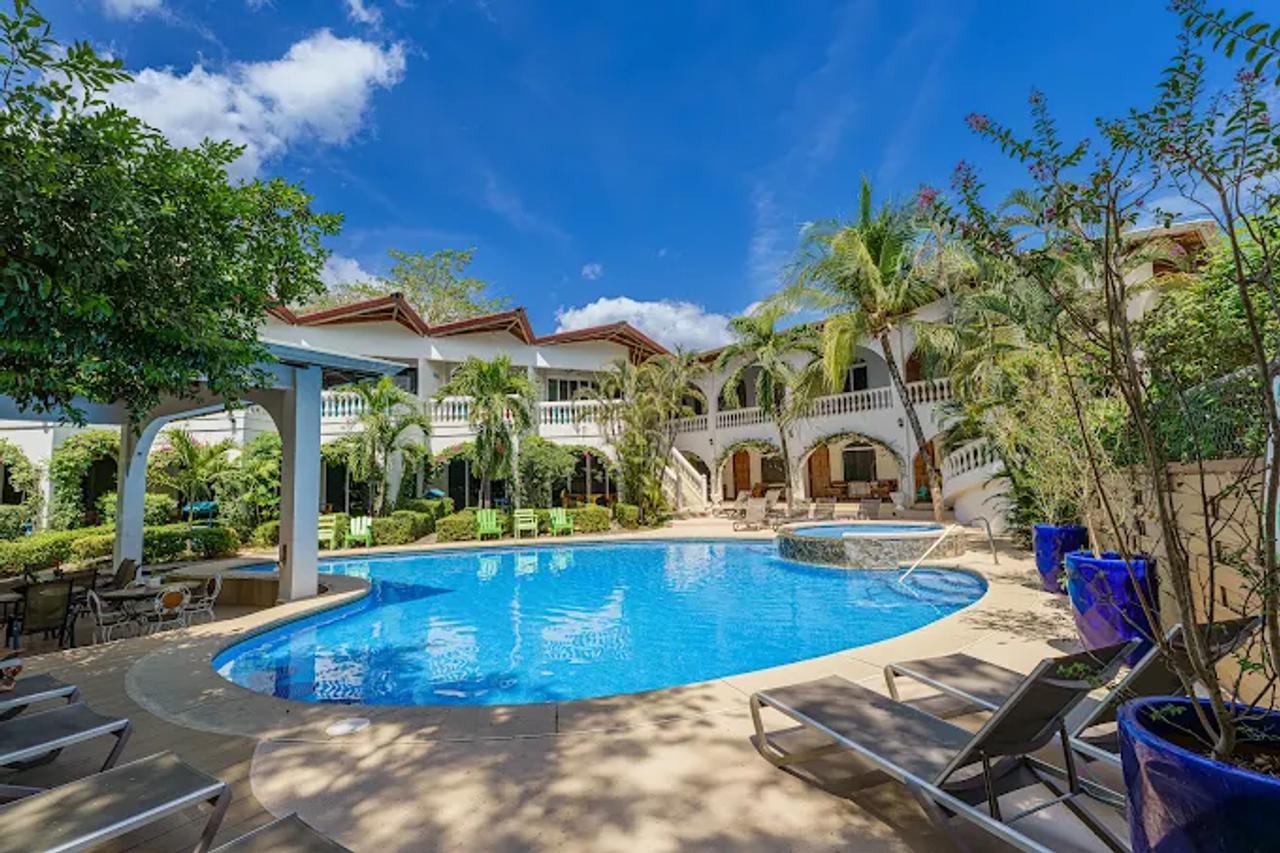 Jardín y piscina del alojamiento en Tamarindo