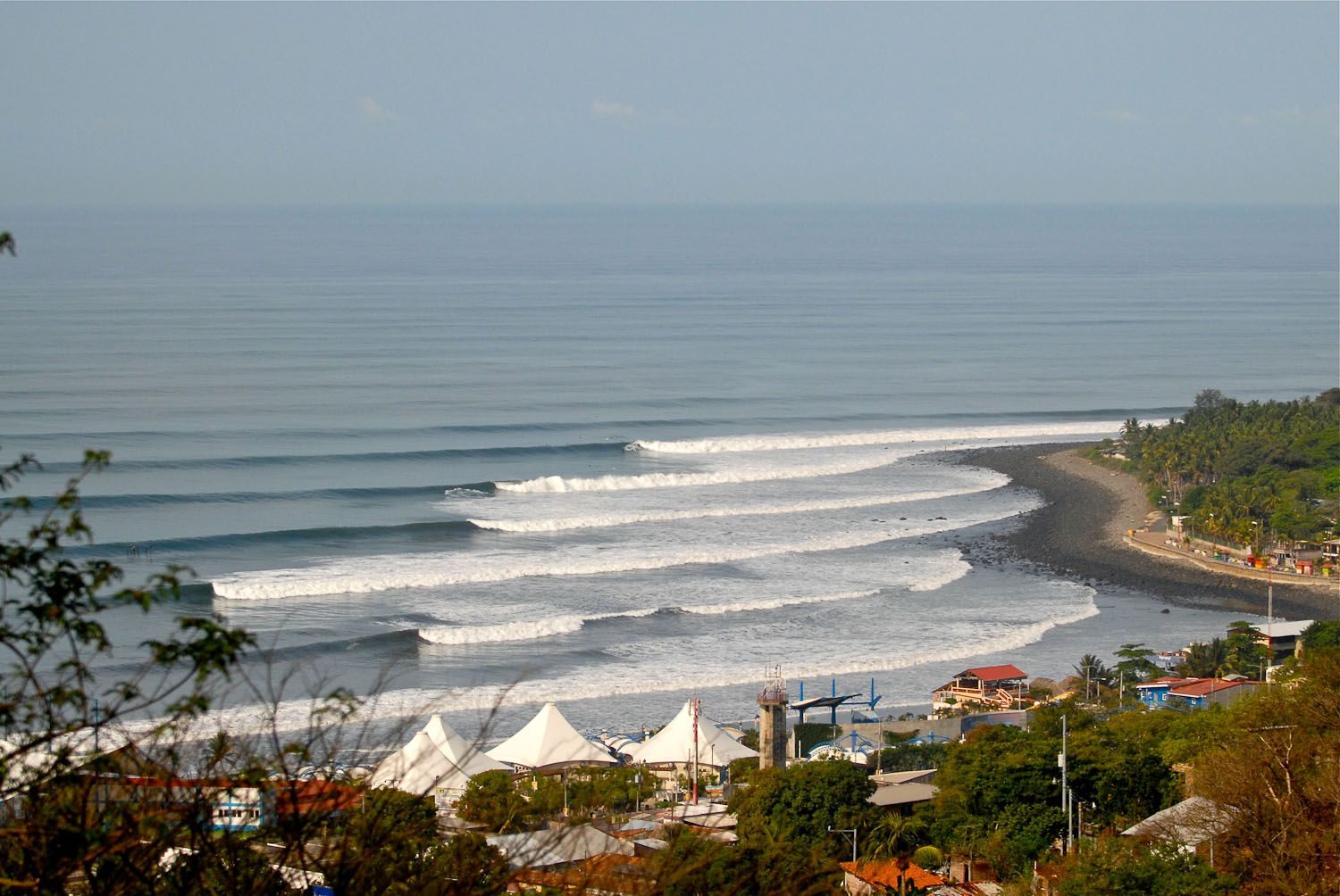 Olas rompiendo sobre la costa de El Salvador