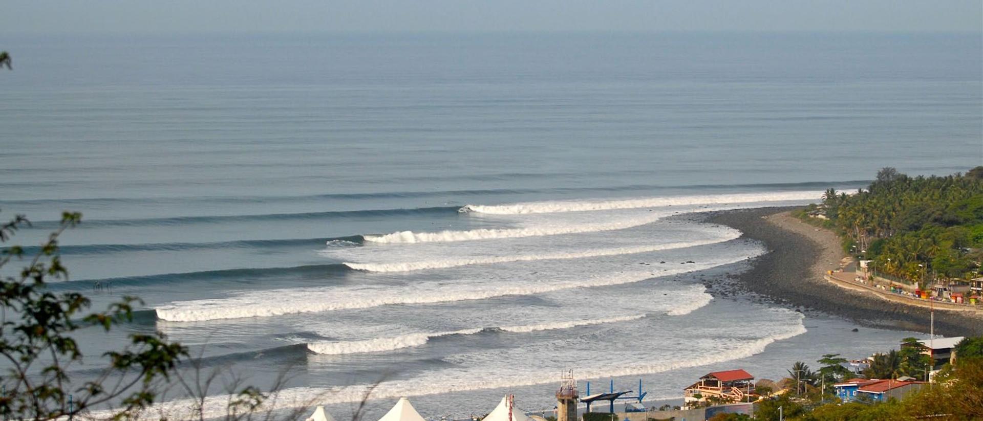 Olas rompiendo sobre la costa de El Salvador