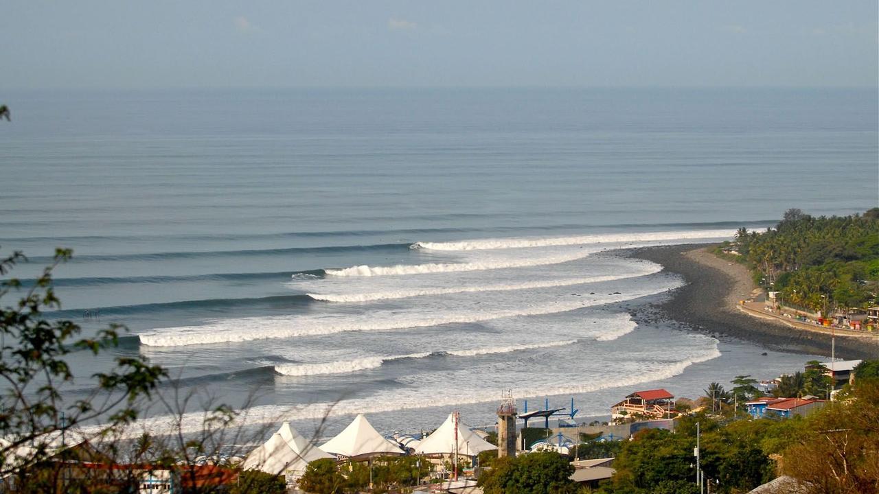 Olas rompiendo sobre la costa de El Salvador