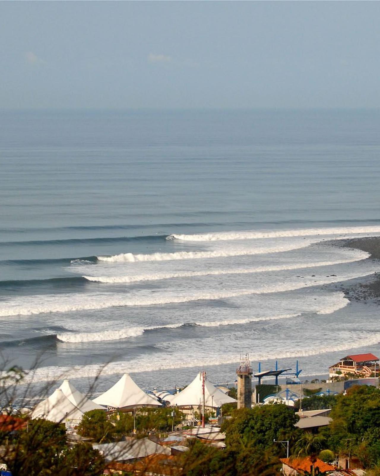 Olas rompiendo sobre la costa de El Salvador