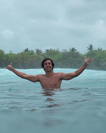 Felipe Paladino en el mar, sonriendo con los brazos abiertos