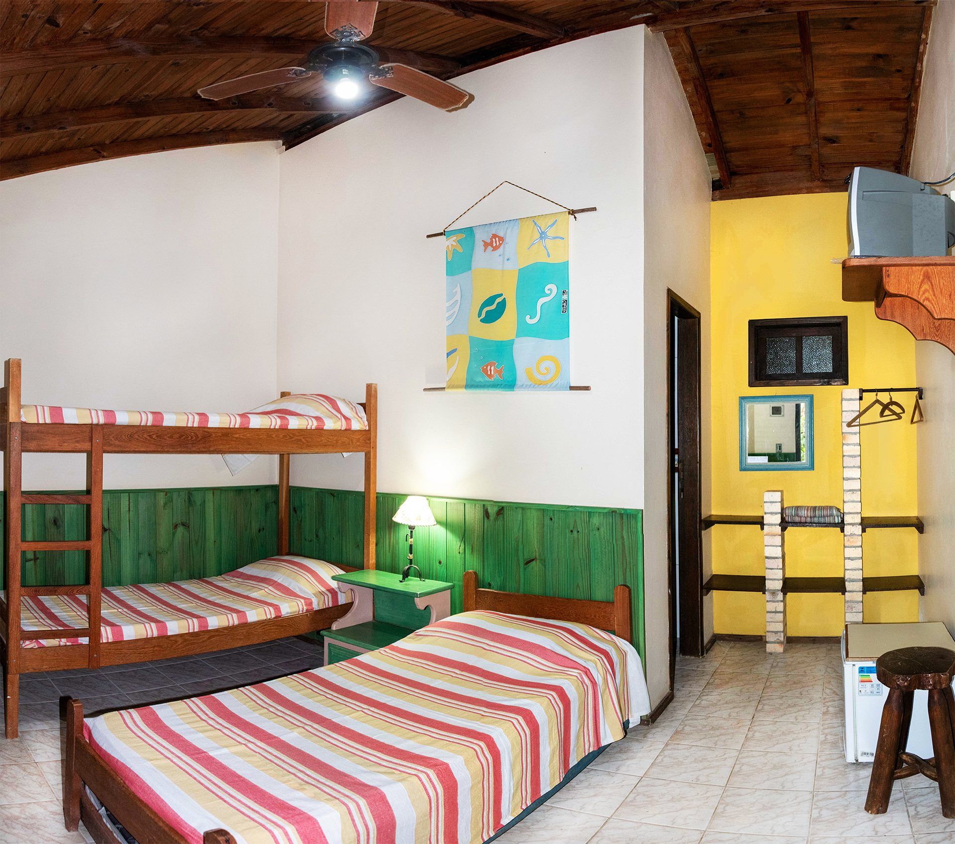 Habitación con cama y cucheta en la Pousada Kalúa