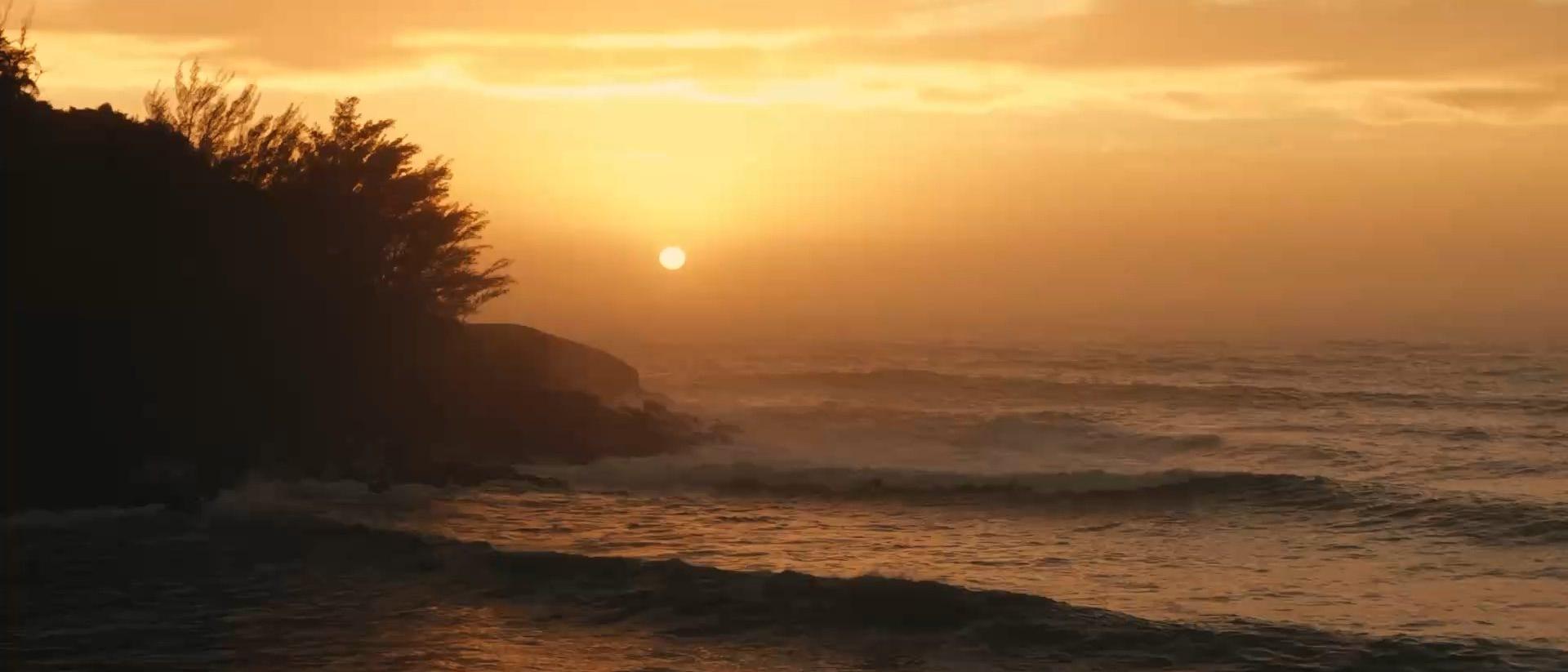 Amanecer sobre el mar en Ferrugem, con la silueta de la selva y las olas