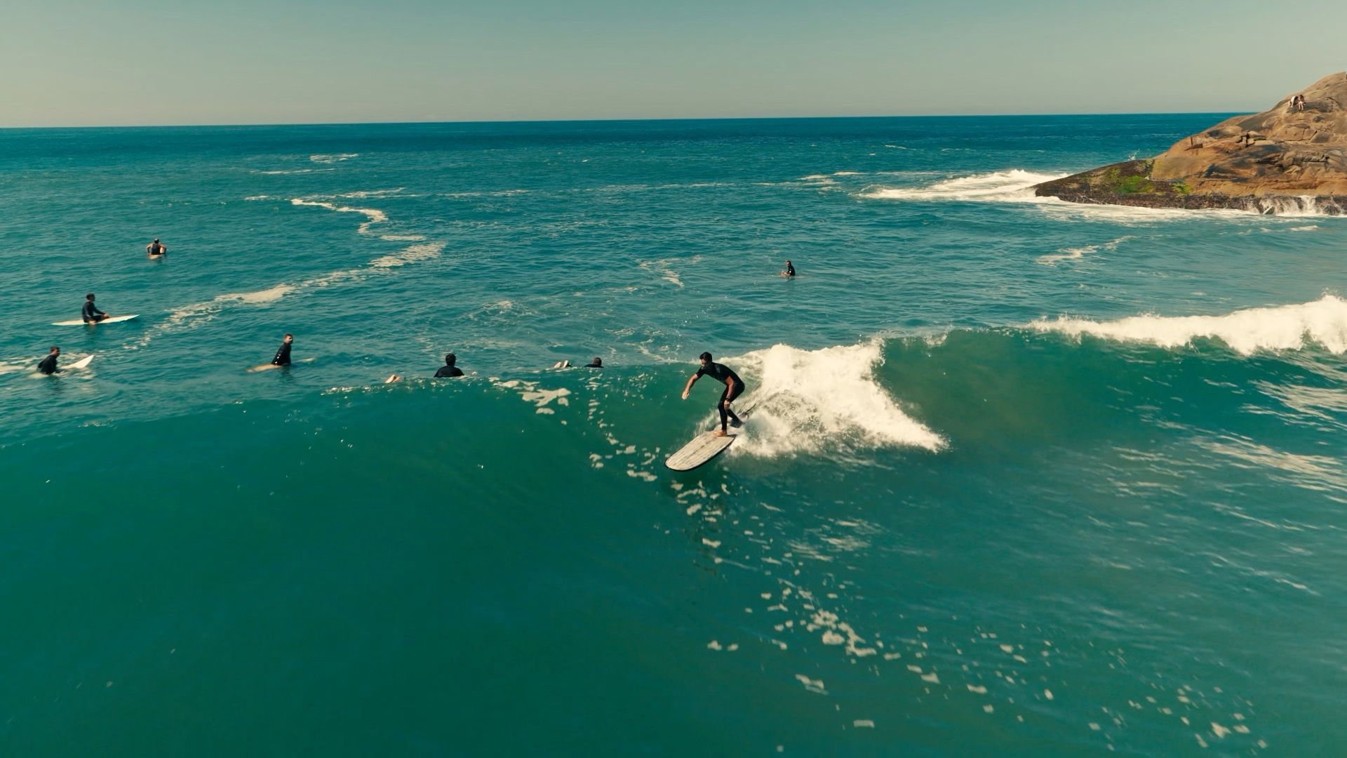 Surfista bajando una ola en Brasil, vista desde el aire