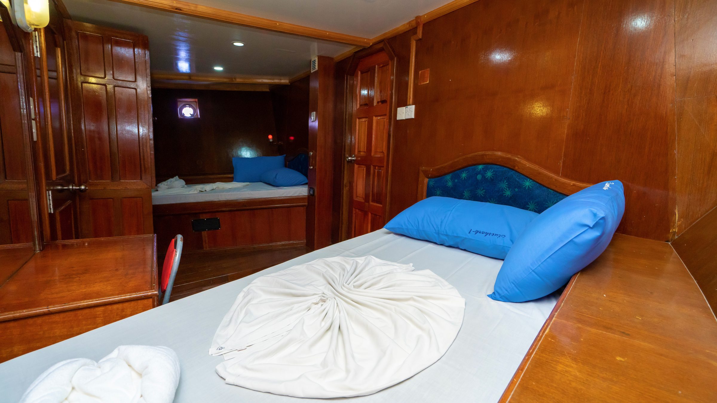 Cabina de Blue Shark 1 con cama doble
