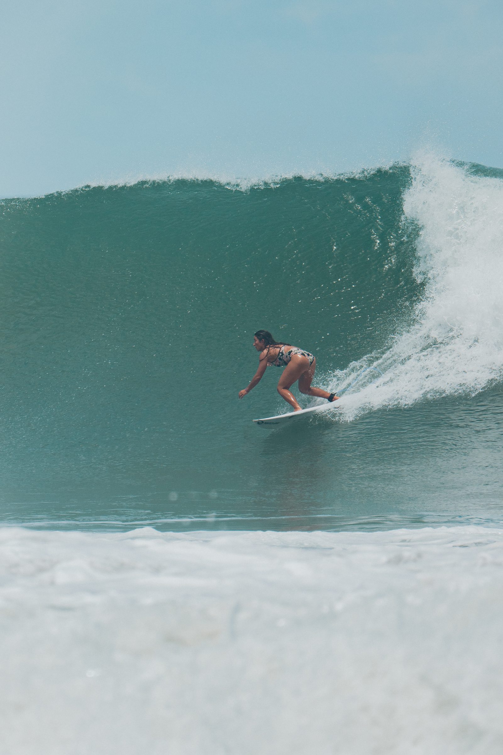 Surfista corriendo una ola tubular en Costa Rica