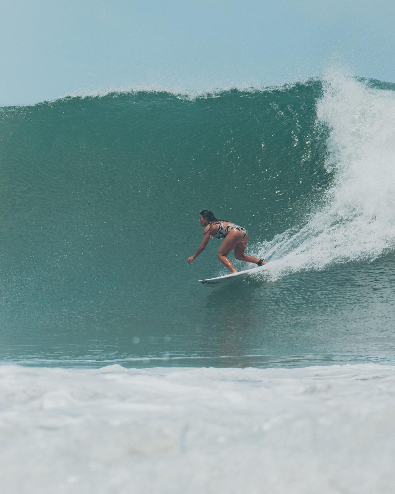 Surfista corriendo una ola tubular en Costa Rica