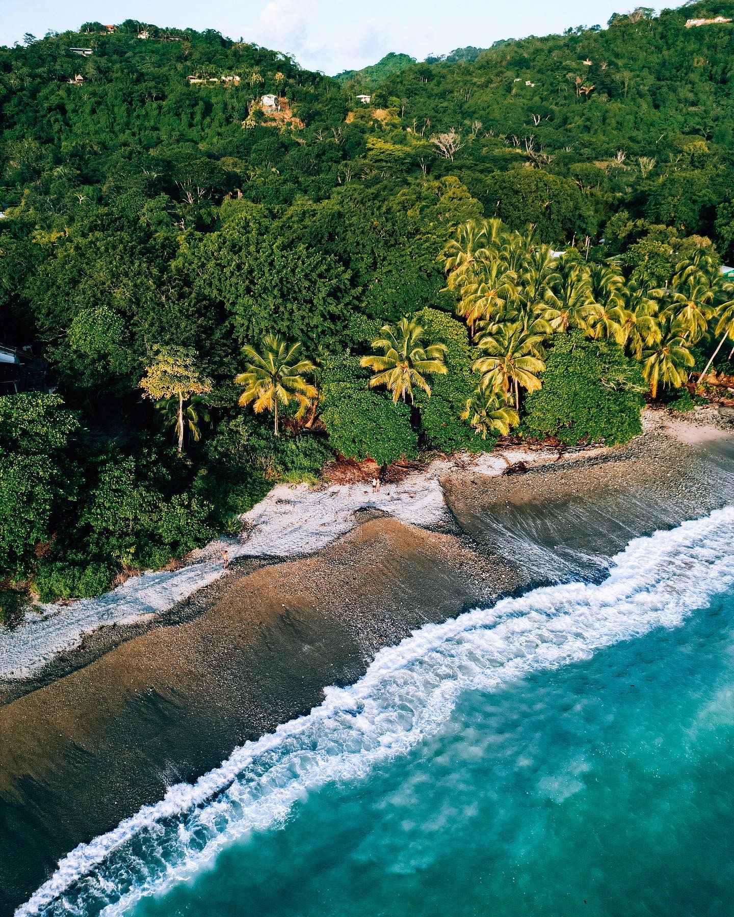 Vista aérea de la selva y las olas rompiendo sobre la costa de Costa Rica