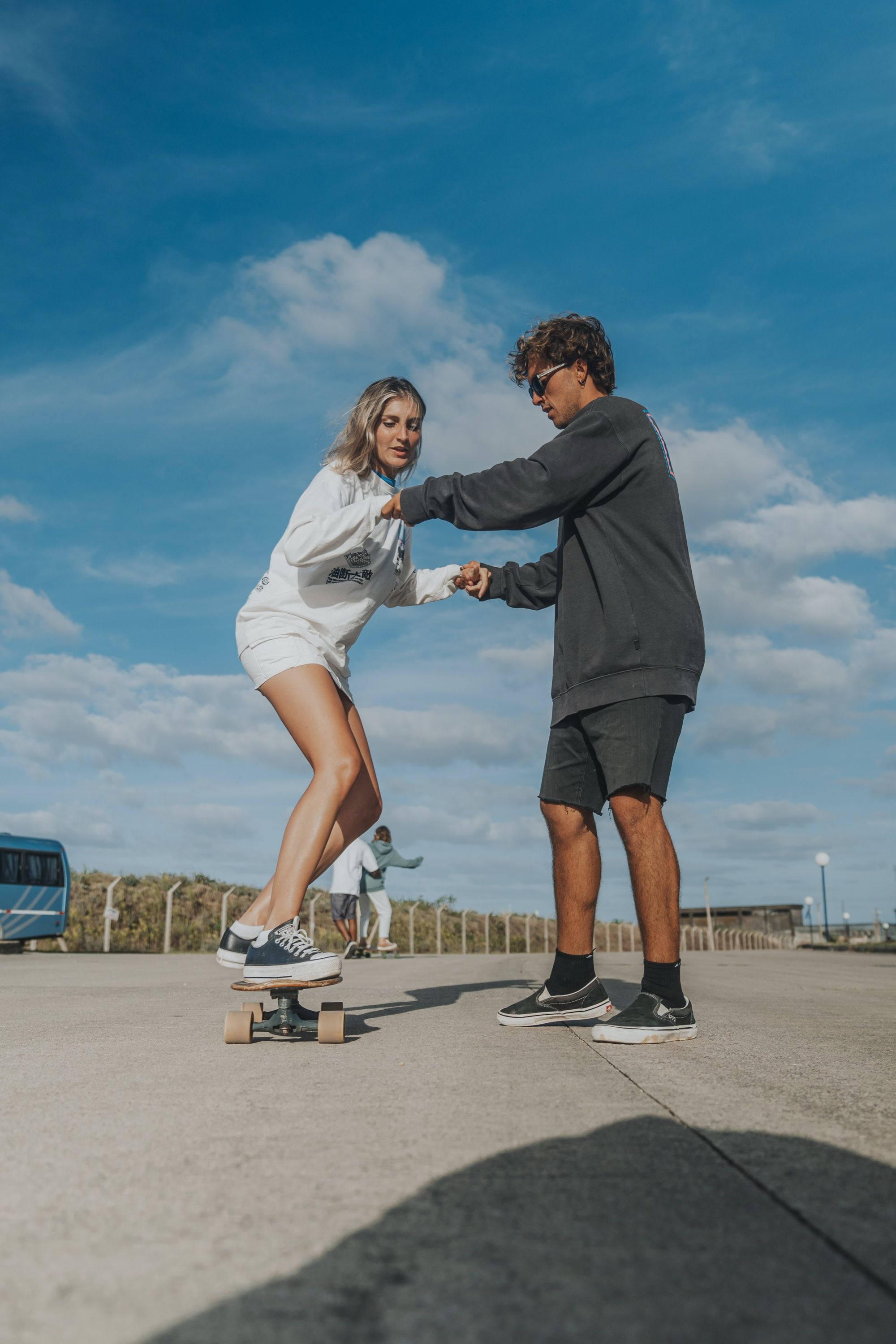 Clase de surf skate en la rambla de La Paloma