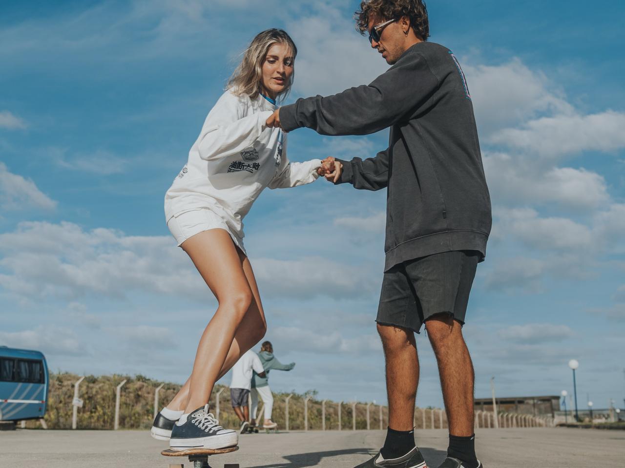 Clase de surf skate en la rambla de La Paloma