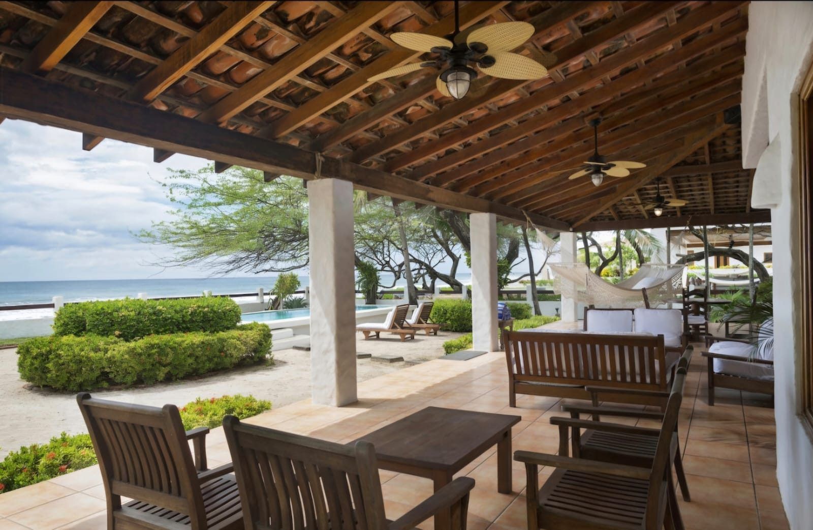 Terraza techada con vista al mar en Hacienda Iguana