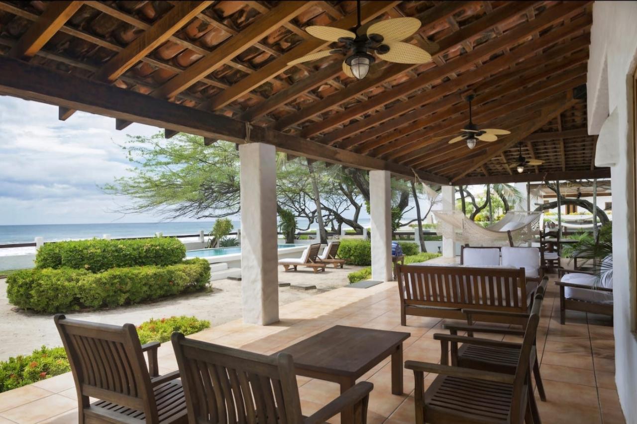Terraza techada con vista al mar en Hacienda Iguana