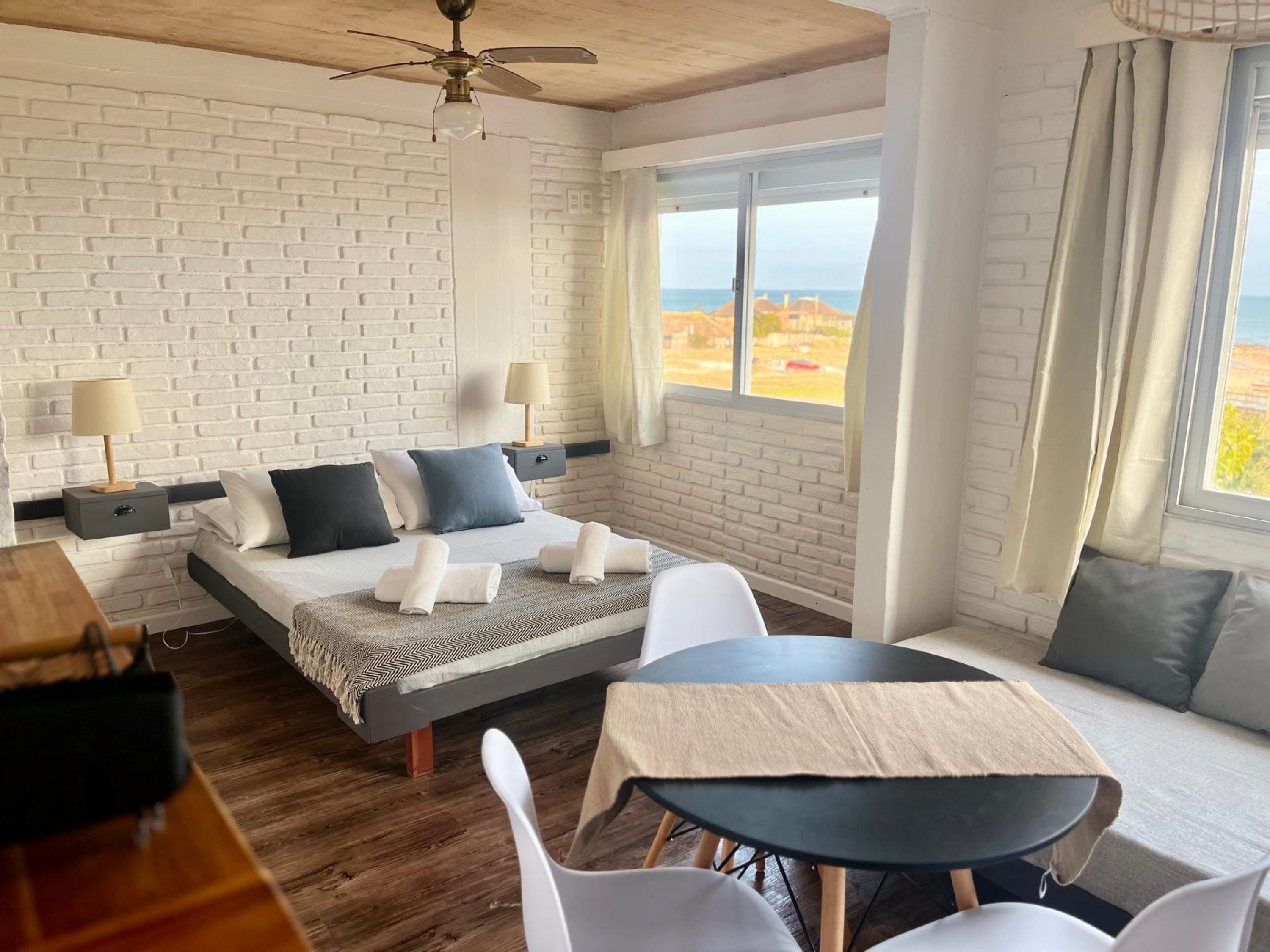 Suite con living y vista al mar en Portobello Suites