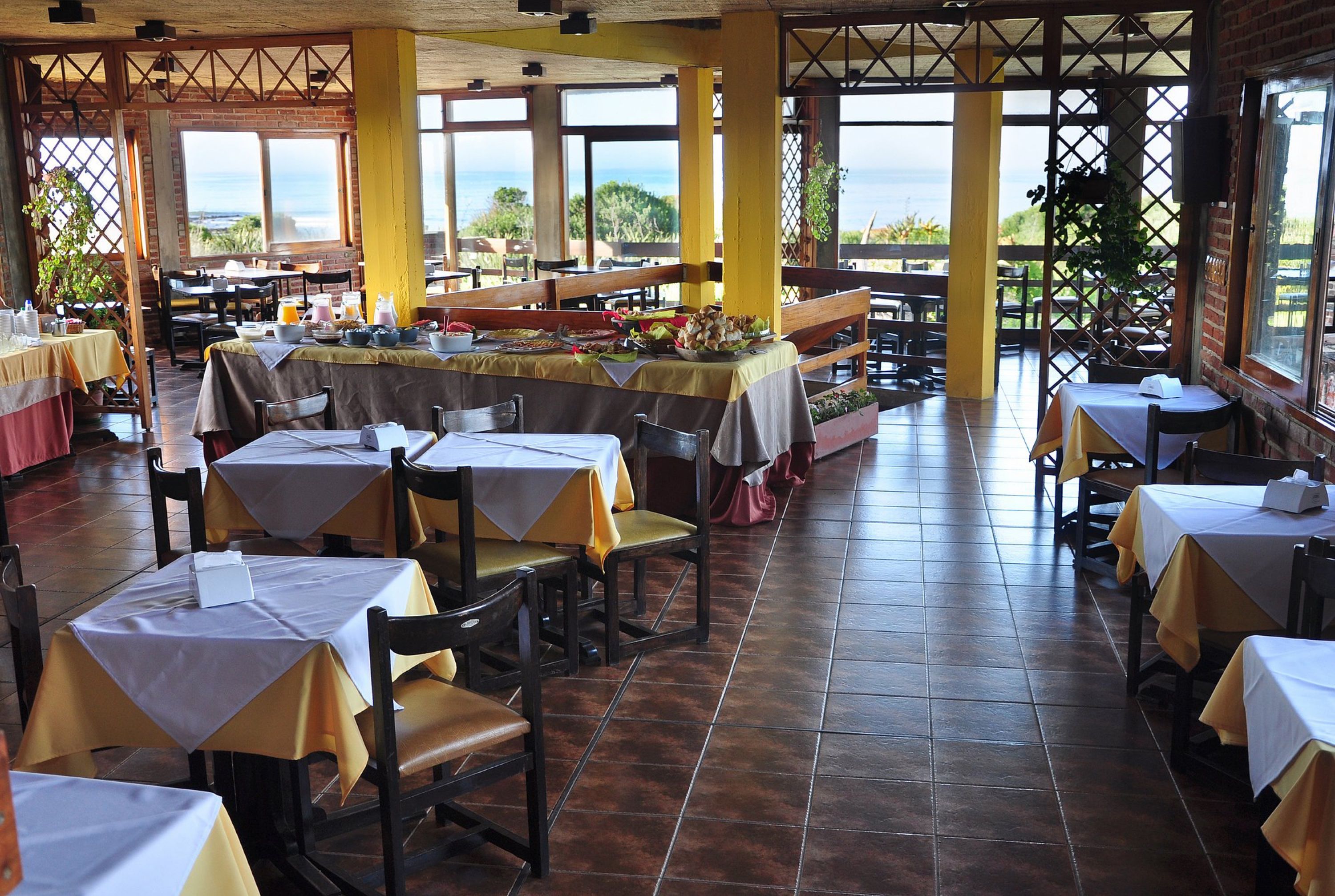 Comedor con ventanales en Portobello Suites