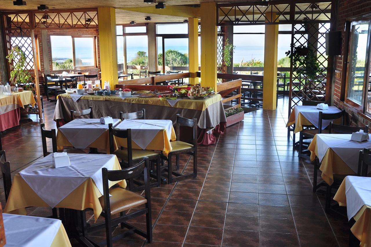 Comedor con ventanales en Portobello Suites