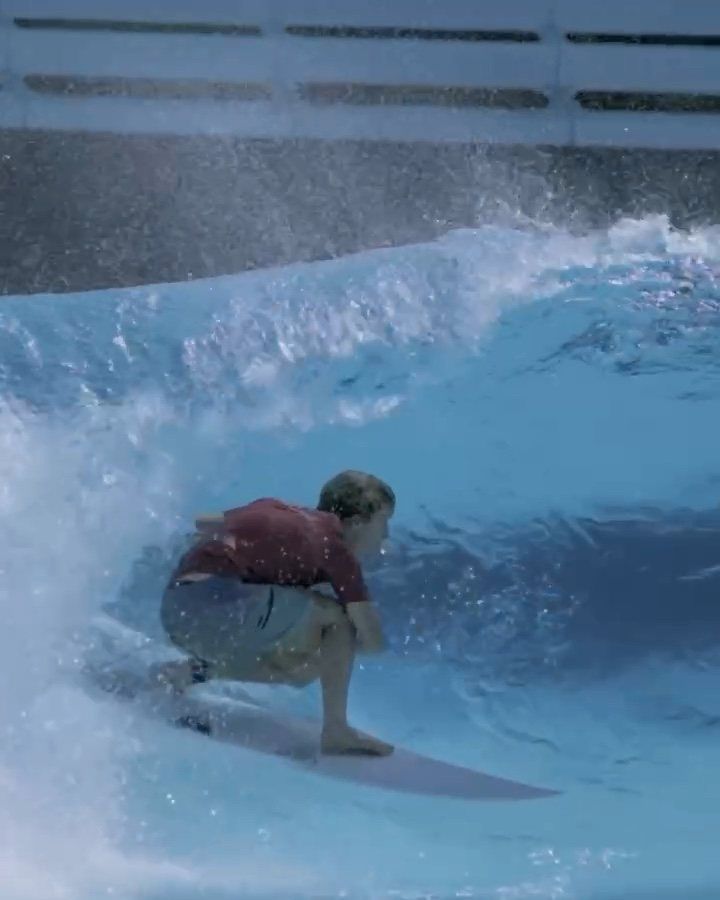 Surfista dentro del tubo de una ola
