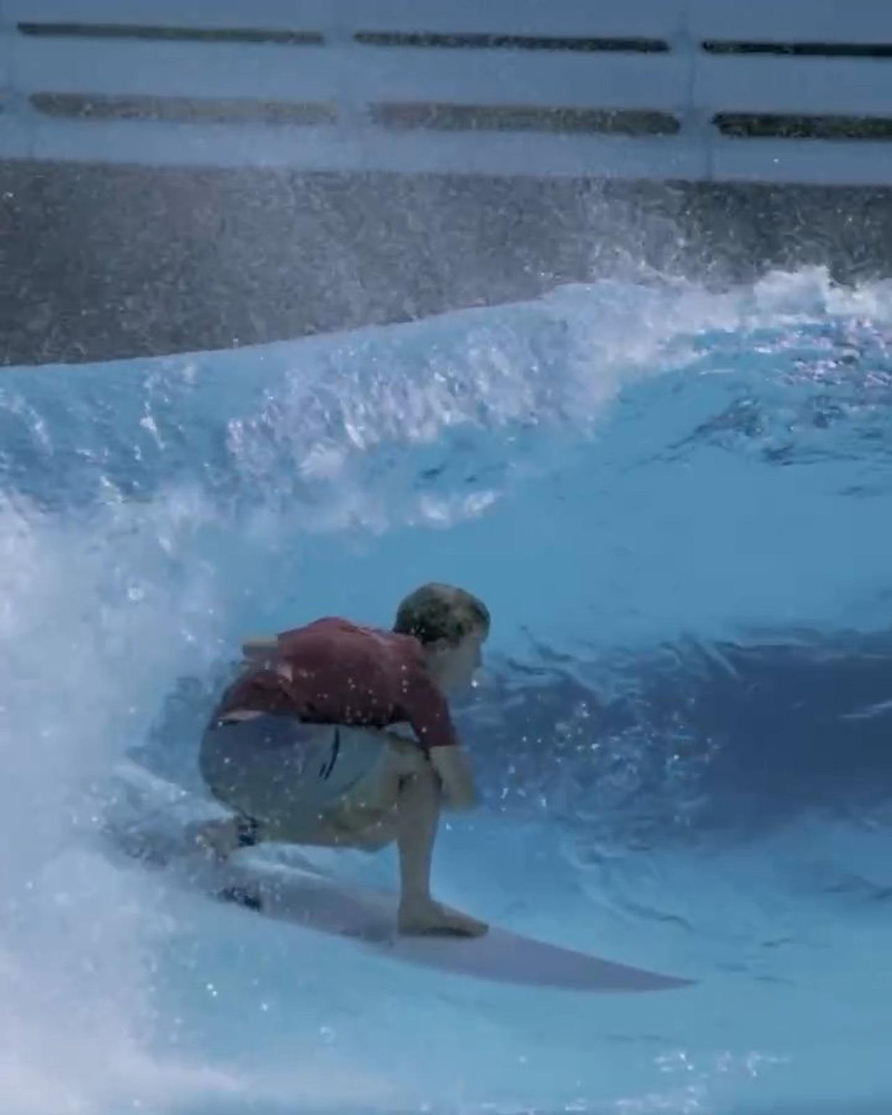 Surfista dentro del tubo de una ola