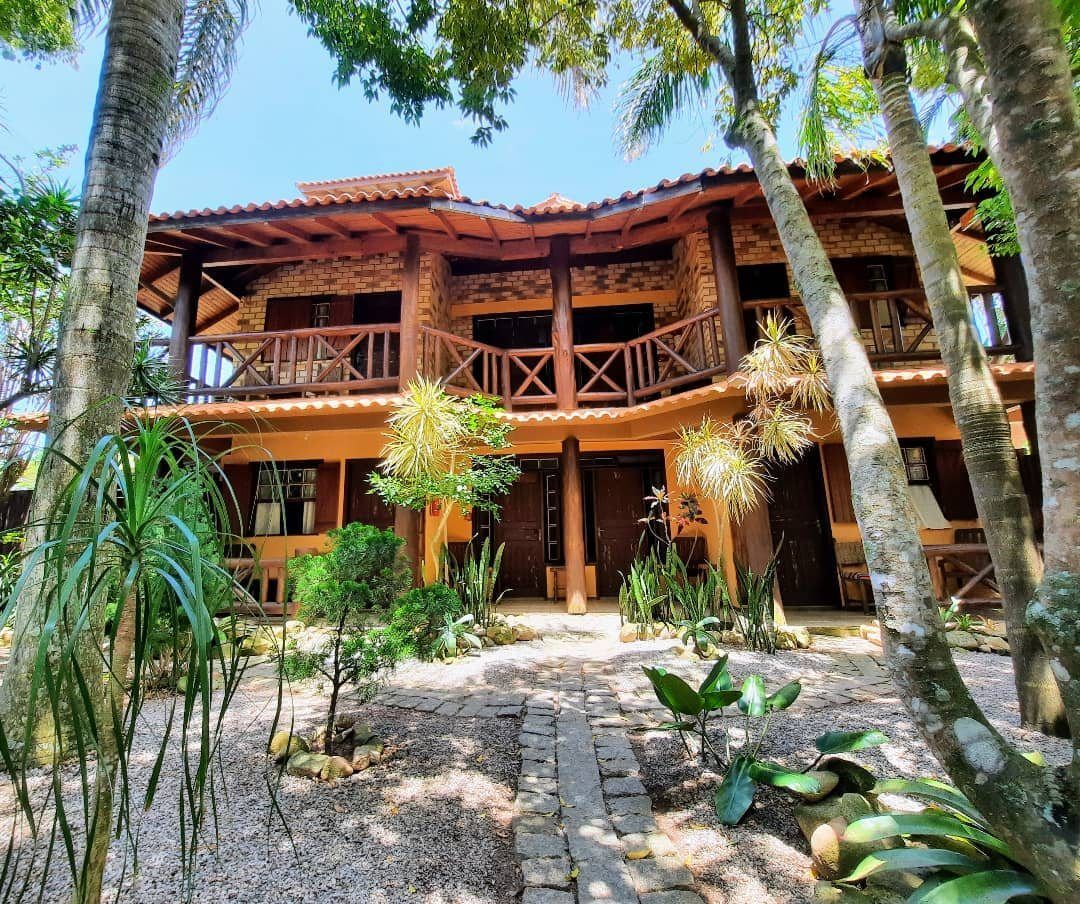 Fachada de la Pousada Kalúa entre palmeras
