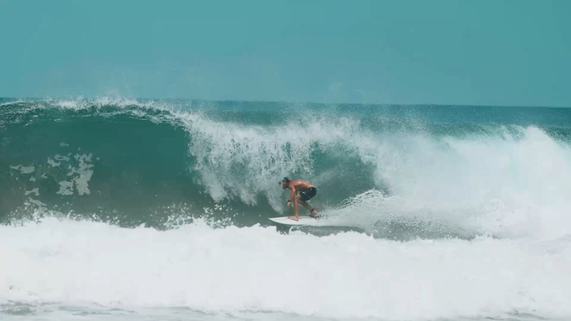 Surfista adentro del tubo de una ola en el Pacífico de Costa Rica