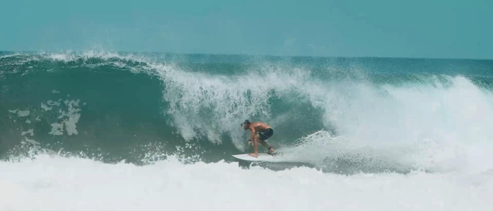 Surfista adentro del tubo de una ola en el Pacífico de Costa Rica