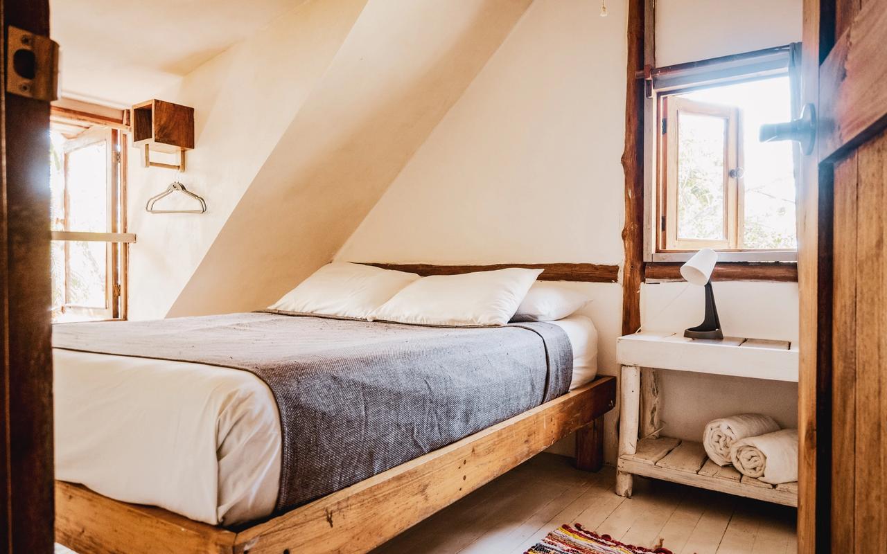 Habitación con cama doble en Santa Teresa