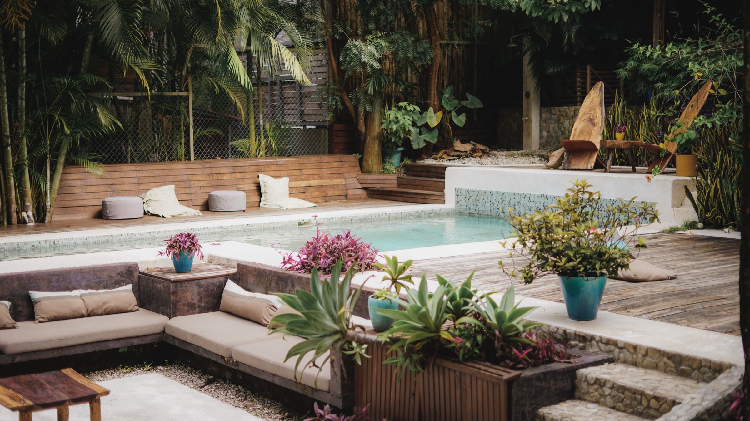 Piscina y living exterior del alojamiento en Santa Teresa