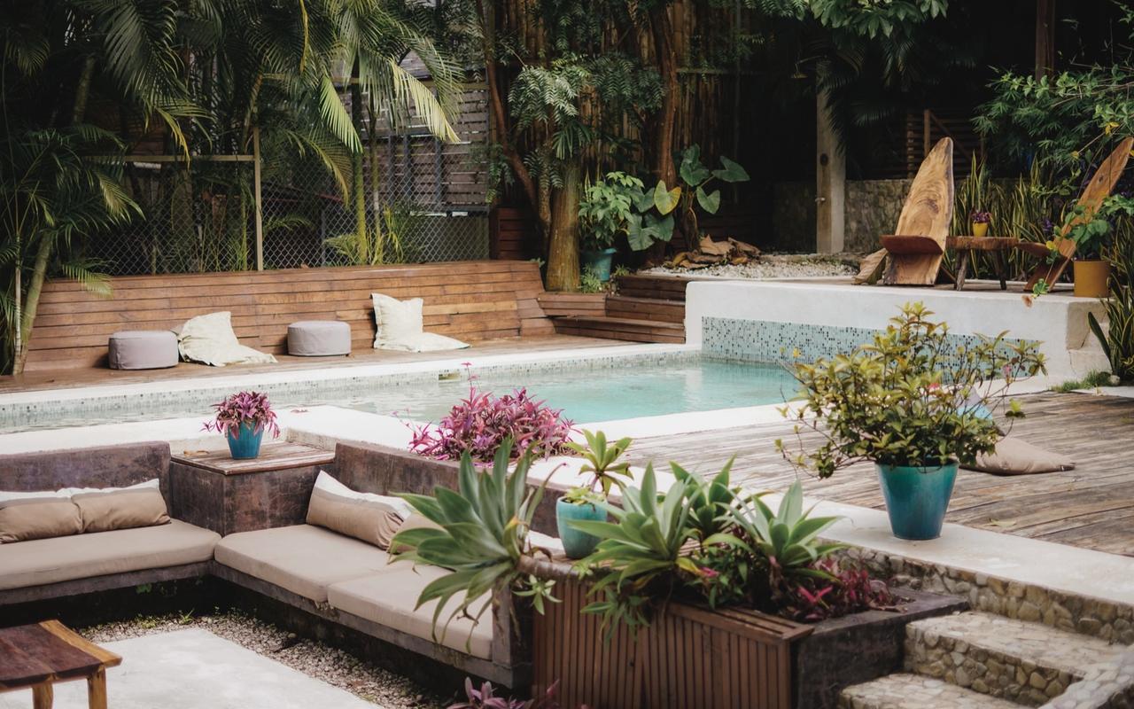 Piscina y living exterior del alojamiento en Santa Teresa