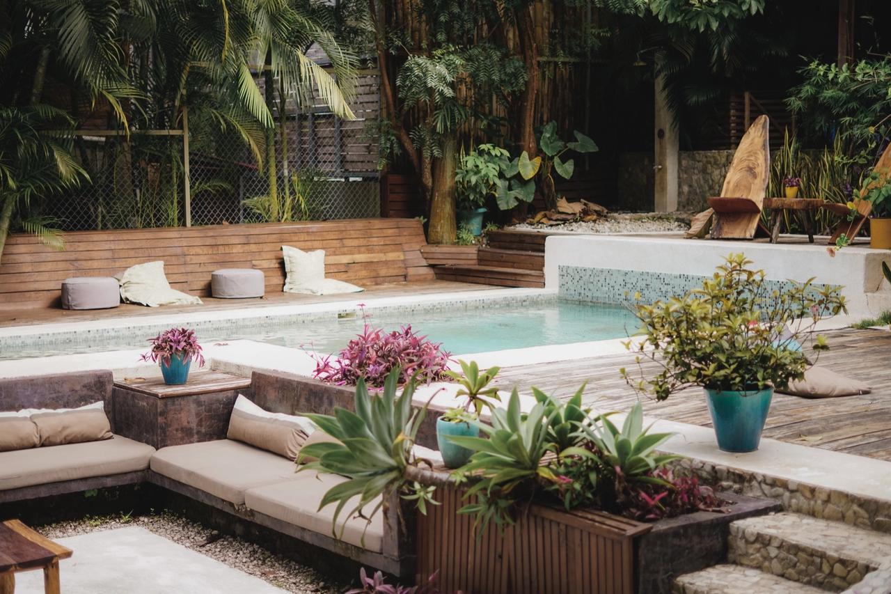 Piscina y living exterior del alojamiento en Santa Teresa