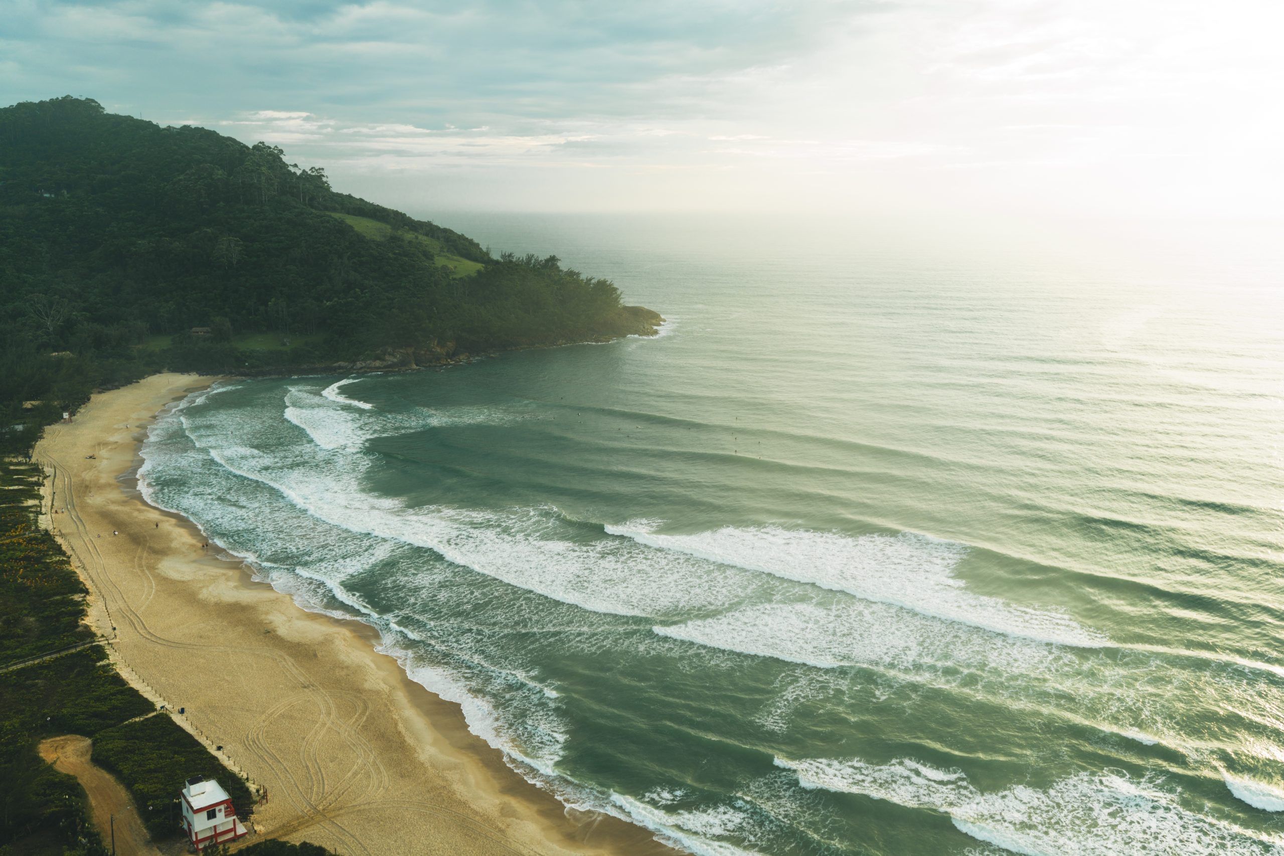 Vista aérea de la playa de Ferrugem, en Santa Catarina