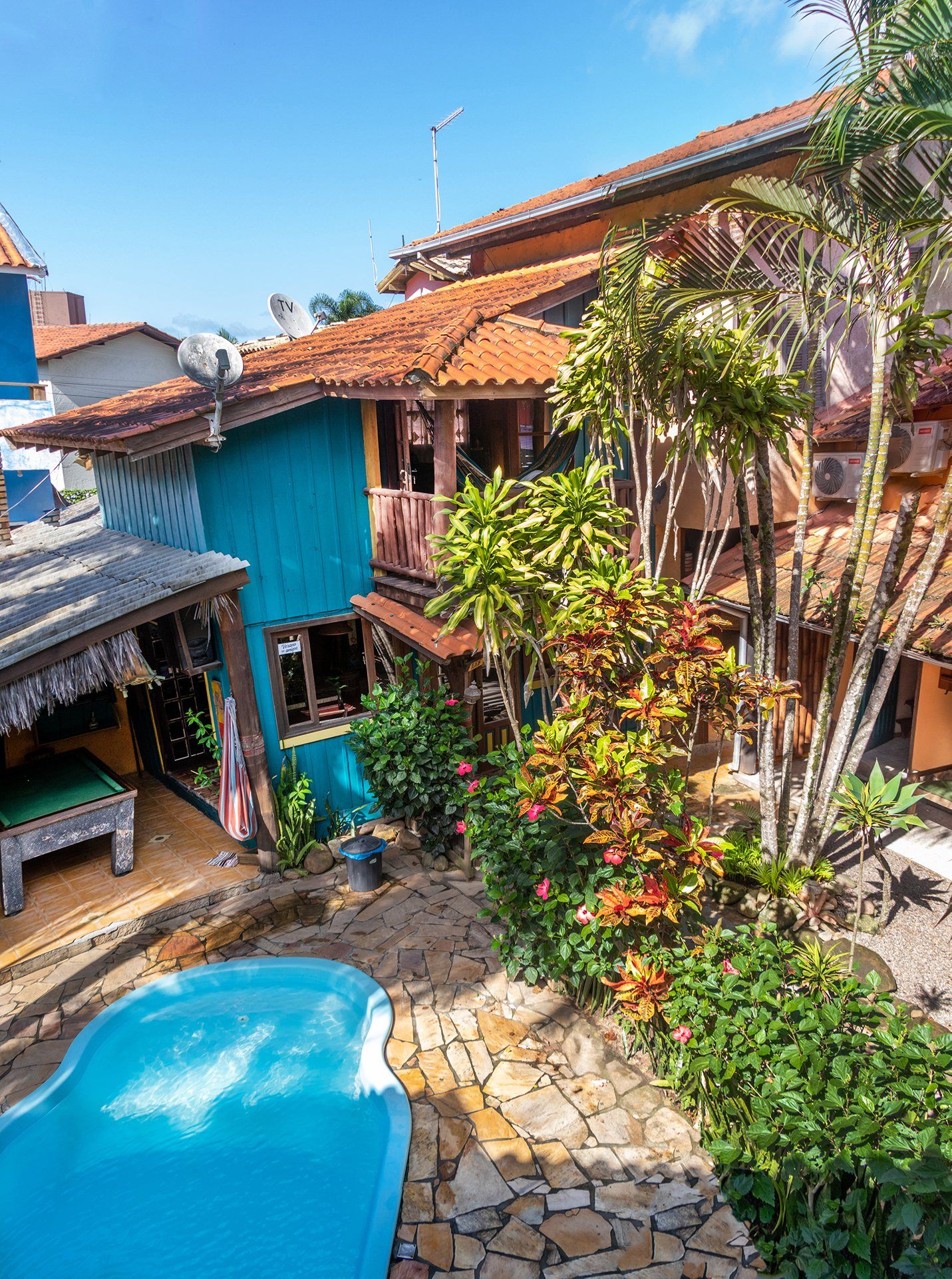 Vista de la piscina y los cuartos de la Pousada Kalúa