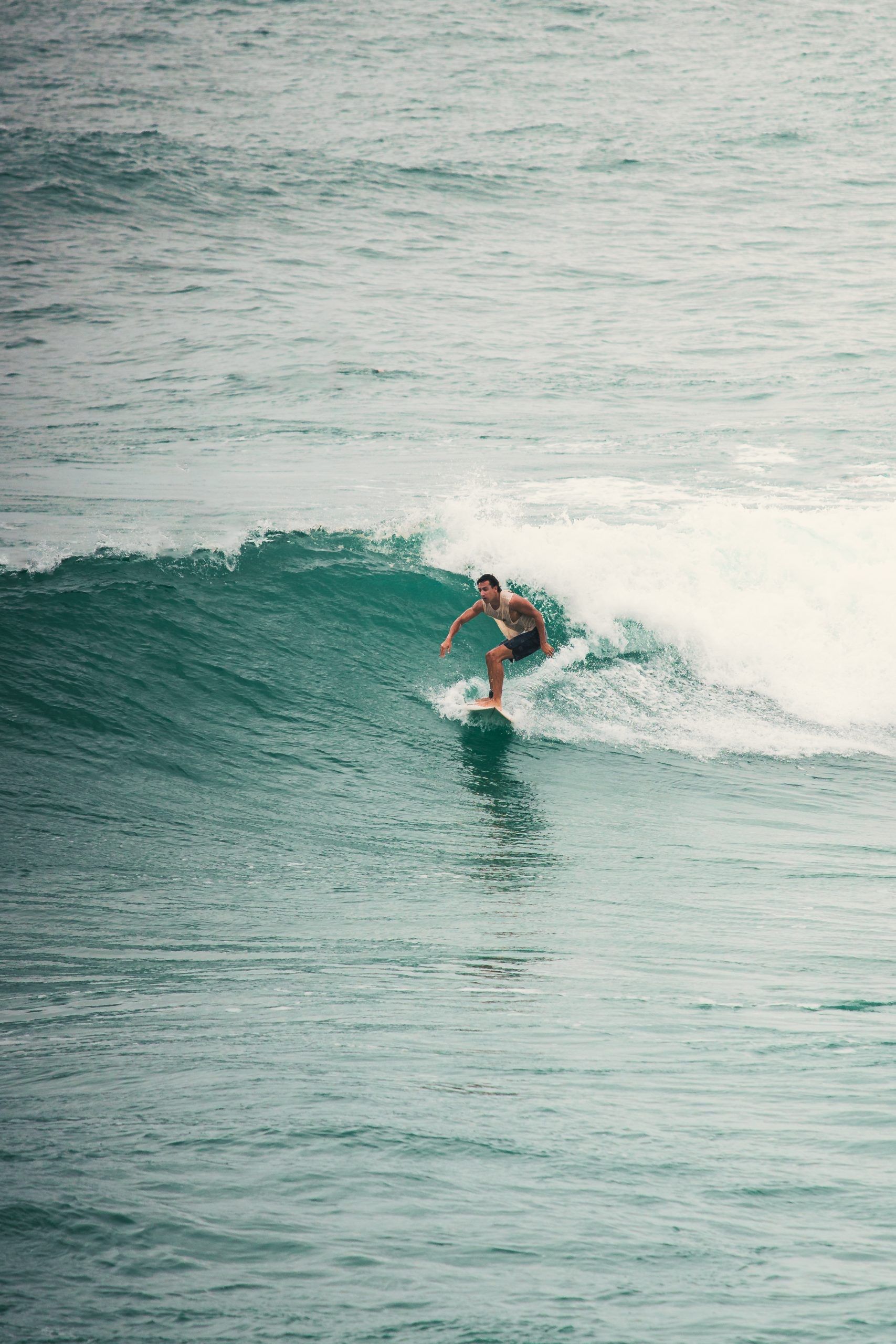 Surfista en una ola en Ferrugem