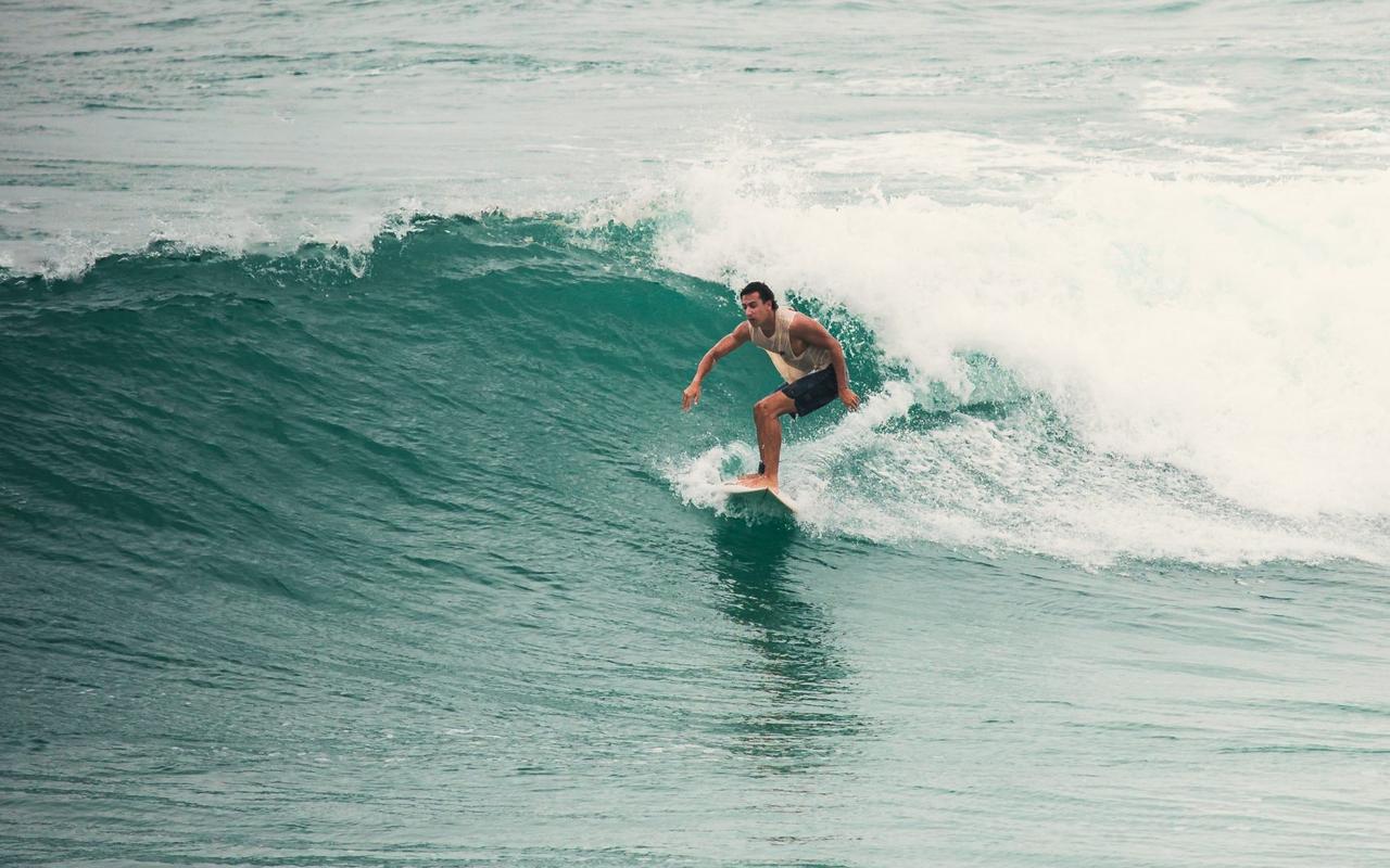 Surfista en una ola en Ferrugem