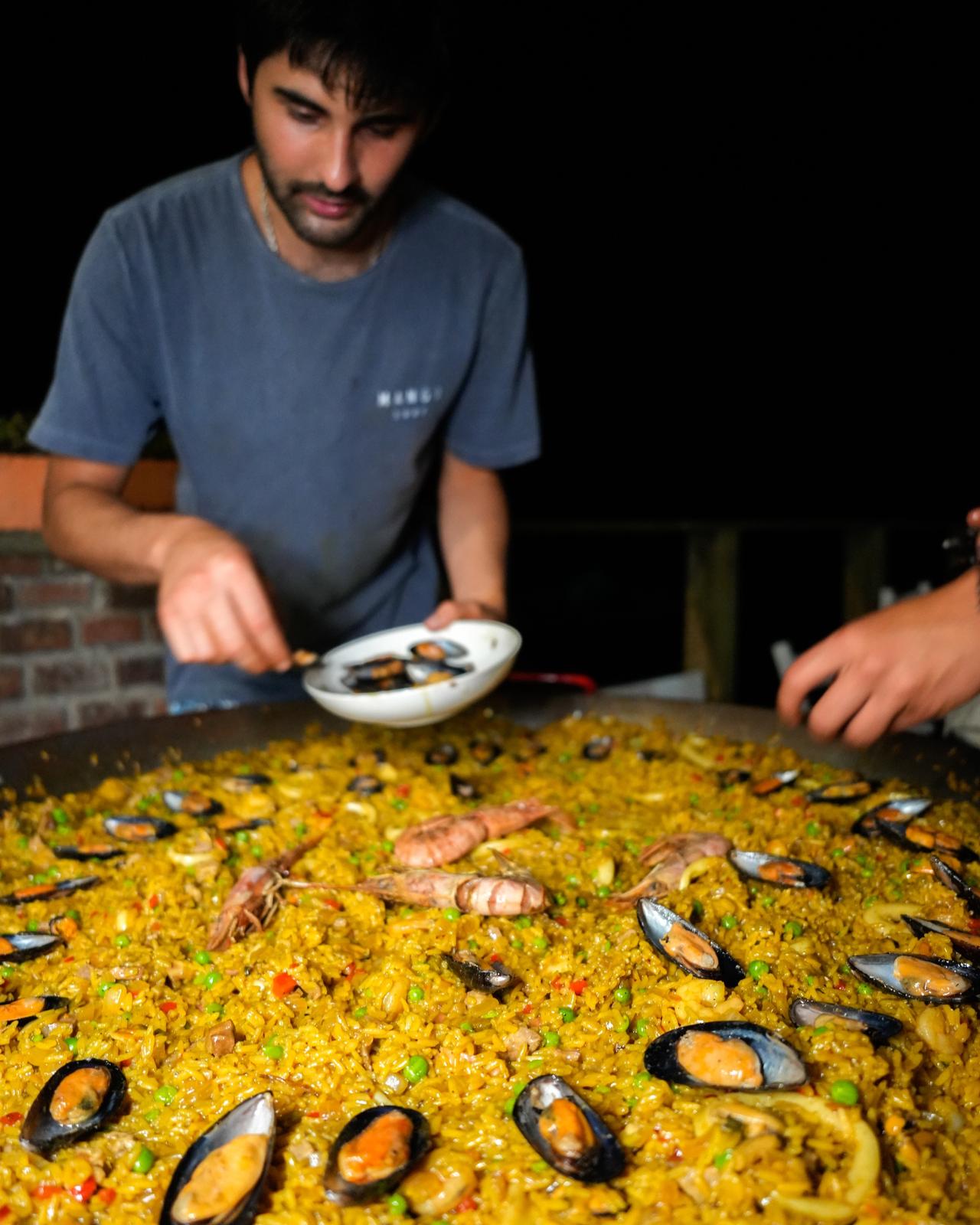 Paella servida en el fin de semana de La Paloma