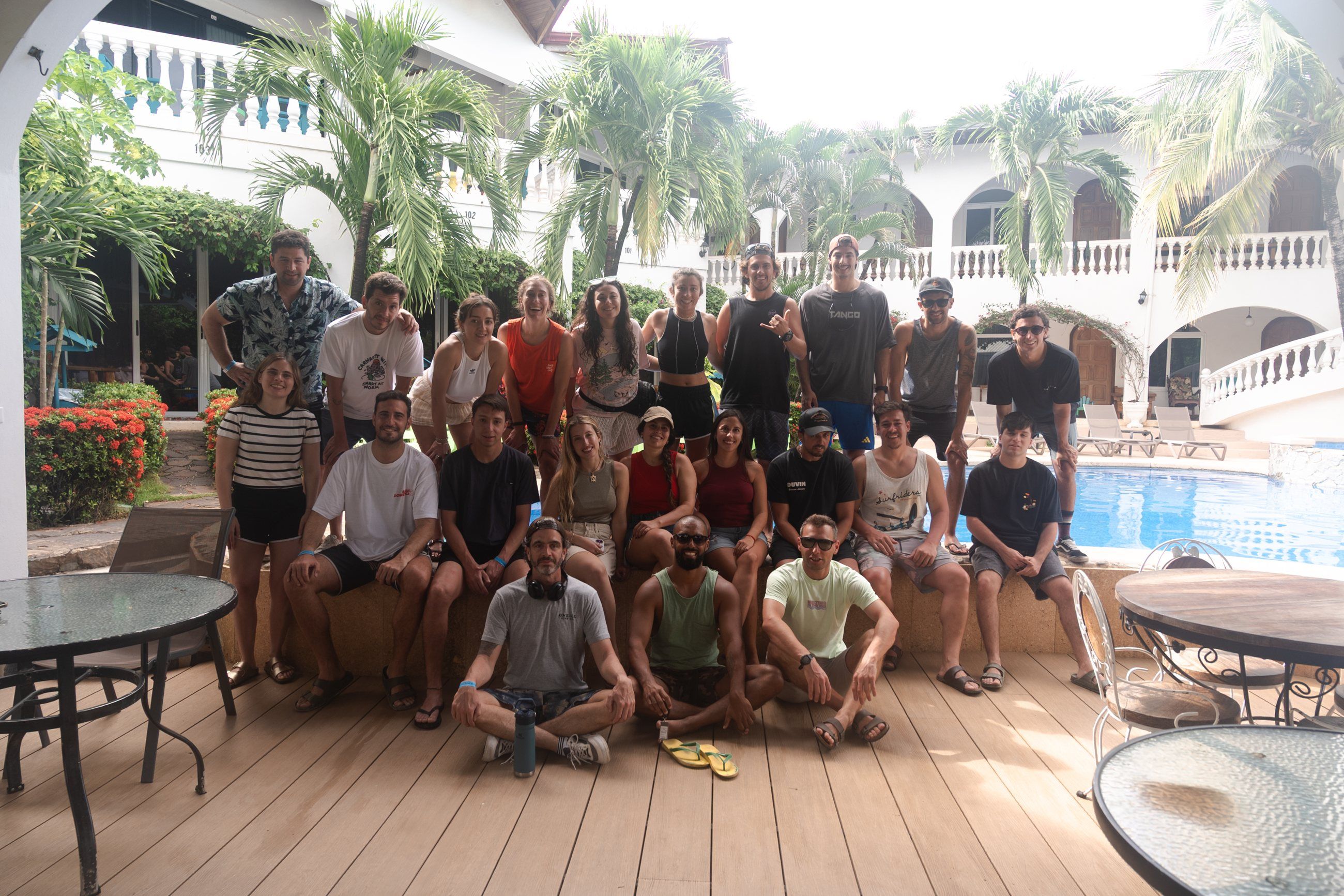Grupo de viajeros de Mango juntos en el alojamiento de un viaje