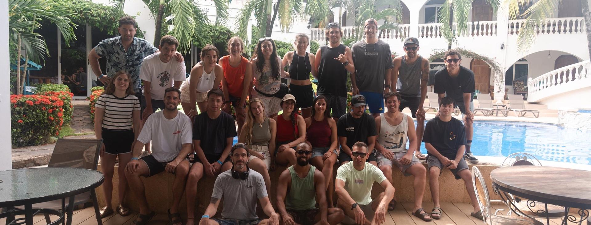 Grupo de viajeros de Mango juntos en el alojamiento de un viaje