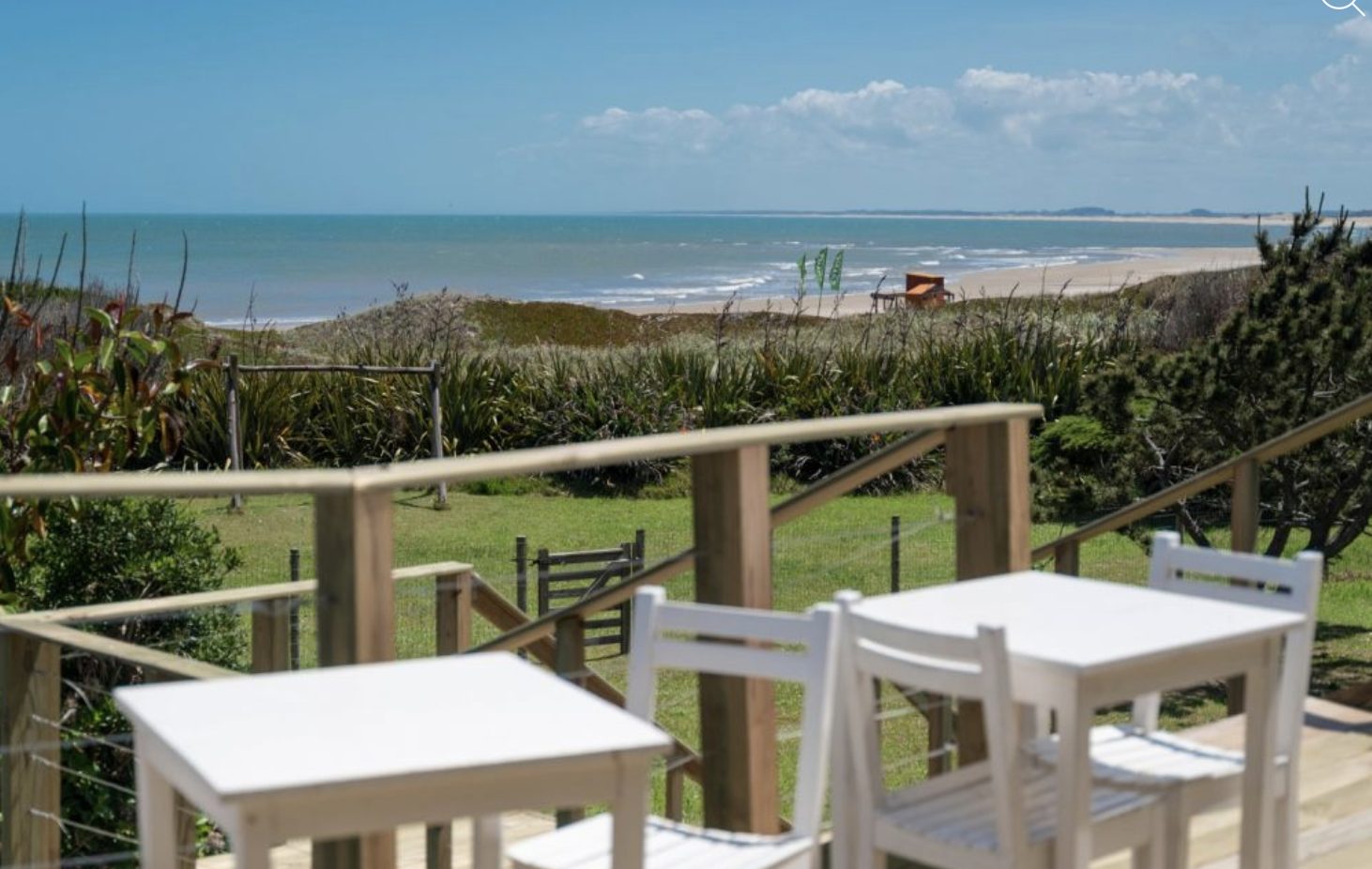 Deck de madera frente a las dunas y el mar en Portobello Suites