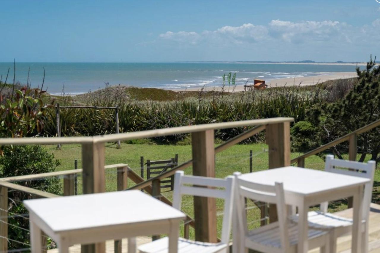 Deck de madera frente a las dunas y el mar en Portobello Suites