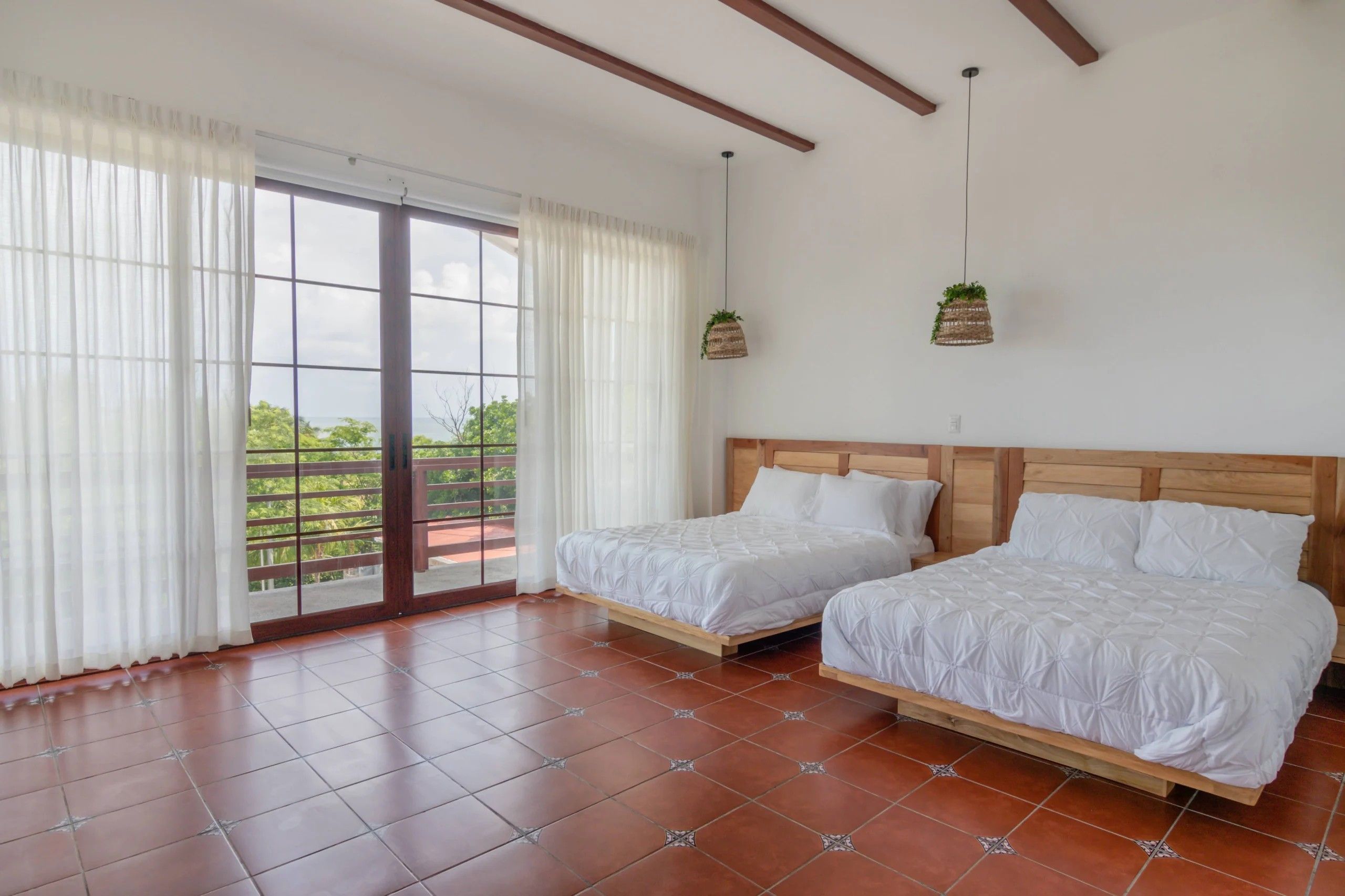 Habitación con dos camas y balcón en Las Golondrinas