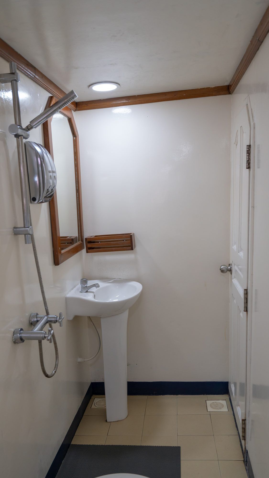 Baño con ducha a bordo de Blue Shark 1
