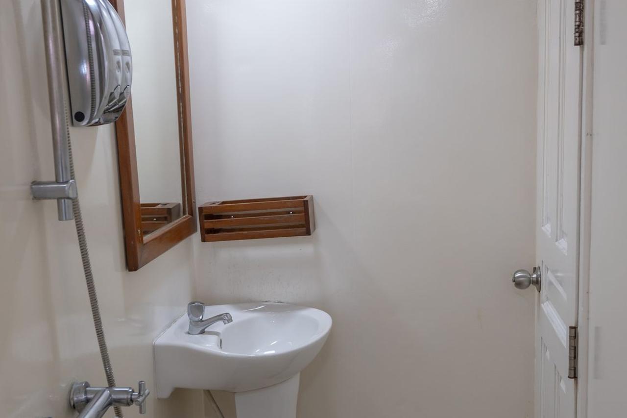 Baño con ducha a bordo de Blue Shark 1