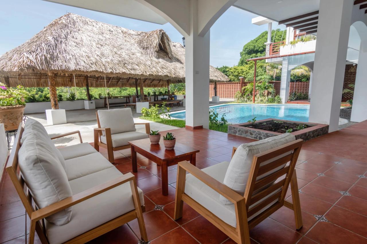 Living exterior junto a la piscina en Las Golondrinas