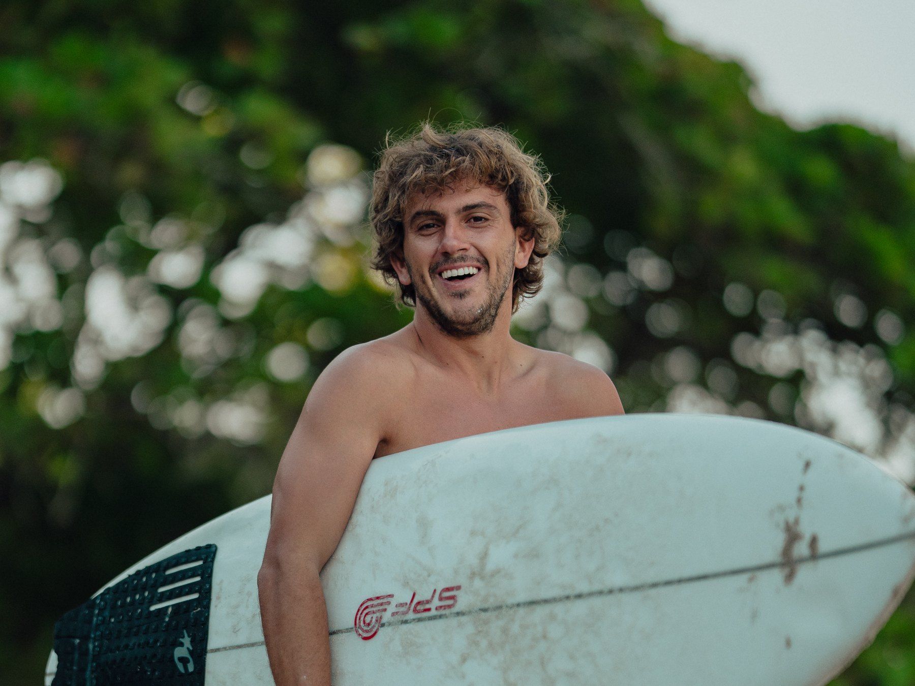 Nacho Silva, coach de Mango, con su tabla en Costa Rica