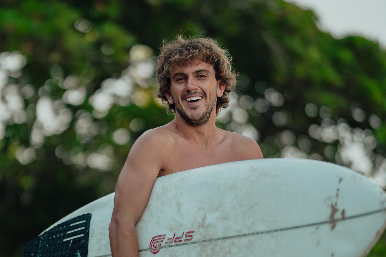 Nacho Silva, coach de Mango, con su tabla en Costa Rica