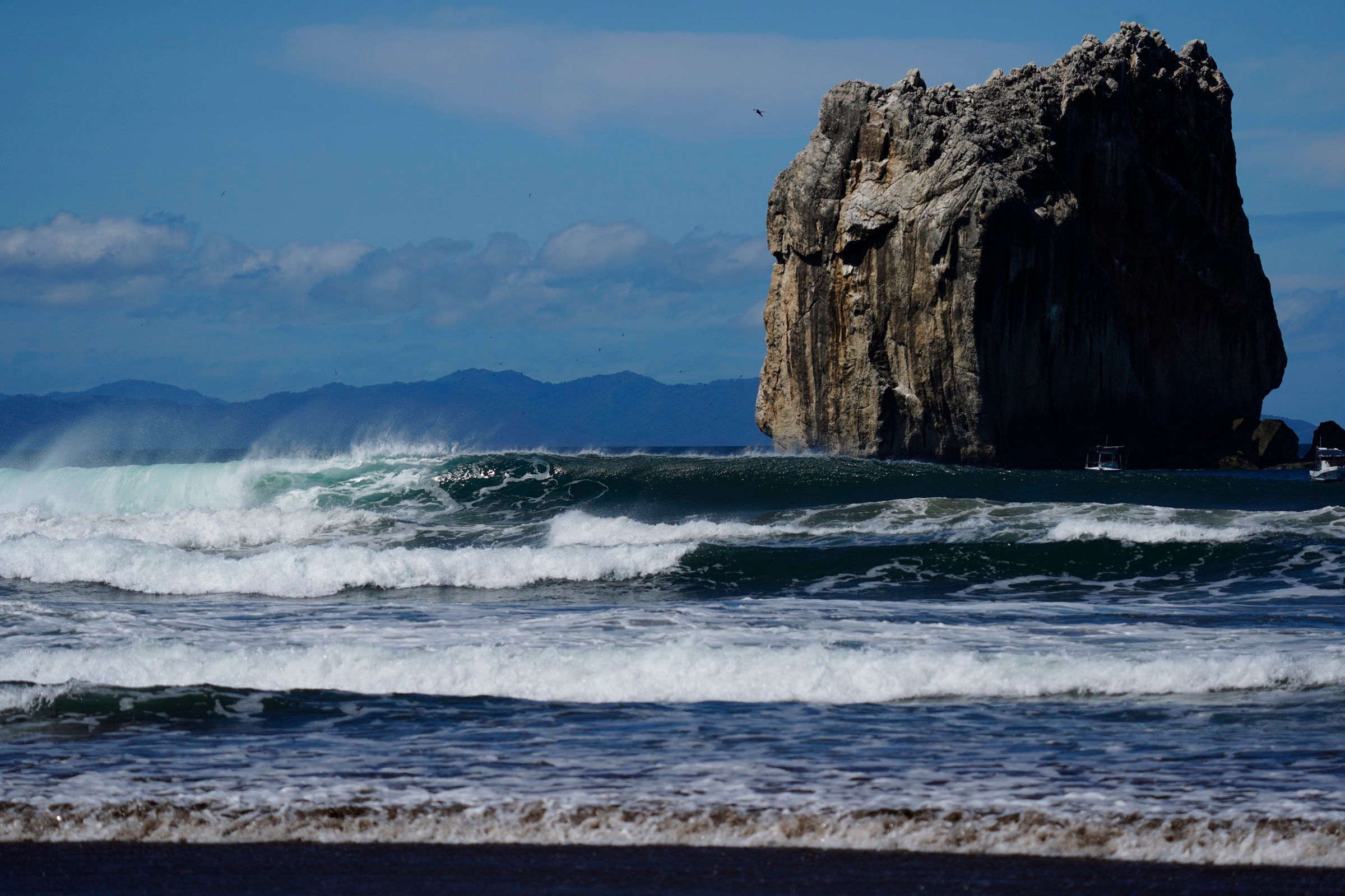 Roca Bruja (Witch’s Rock) con olas rompiendo, Costa Rica