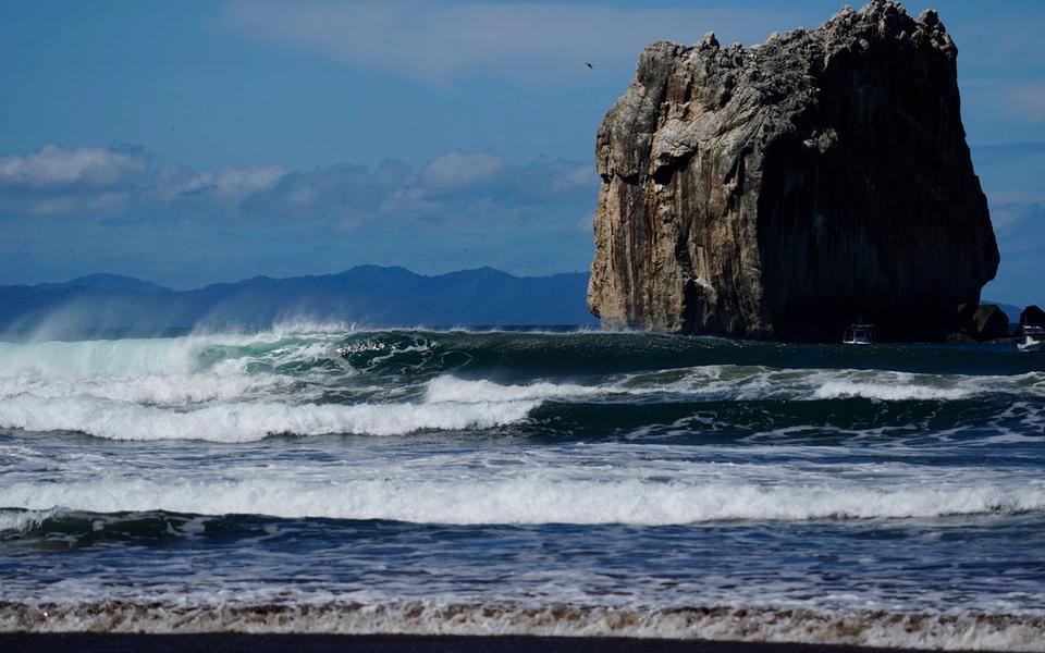 Roca Bruja (Witch’s Rock) con olas rompiendo, Costa Rica